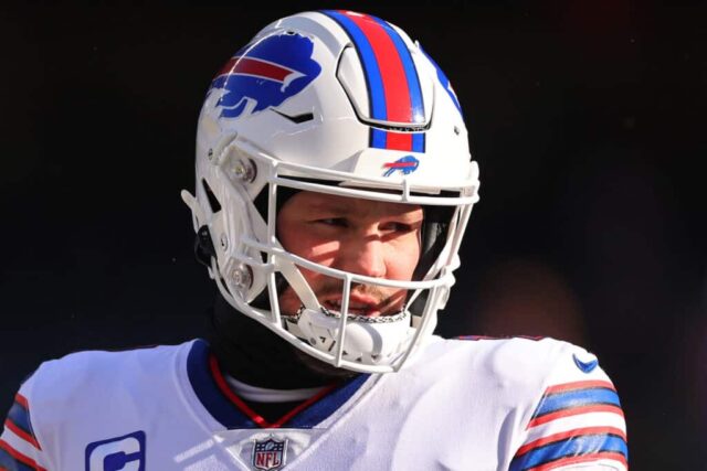 Josh Allen, nº 17 do Buffalo Bills, observa durante o aquecimento antes do jogo contra o Chicago Bears no Soldier Field em 24 de dezembro de 2022 em Chicago, Illinois