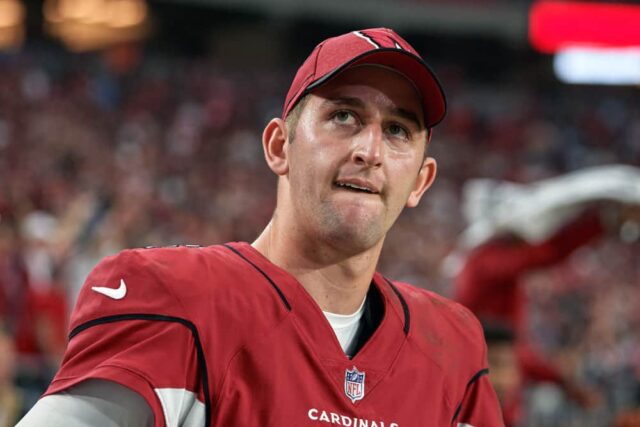 O quarterback do Arizona Cardinals, Josh Rosen (3), observa a ação do jogo durante um jogo da NFL entre o Arizona Cardinals e o San Francisco 49ers em 28 de outubro de 2018 no State Farm Stadium em Glendale, Arizona.