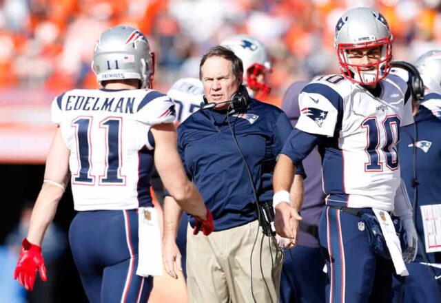 DENVER, CO - 24 DE JANEIRO: O técnico Bill Belichick do New England Patriots fala com Julian Edelman # 11 no primeiro tempo contra o Denver Broncos no jogo do Campeonato AFC no Sports Authority Field em Mile High em 24 de janeiro de 2016 em Denver, Colorado.