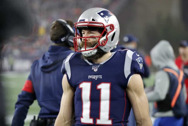 O wide receiver do New England Patriots, Julian Edelman (11), na linha lateral durante um jogo AFC Wild Card entre o New England Patriots e o Tennessee Titans em 4 de janeiro de 2020, no Gillette Stadium em Foxborough, Massachusetts.