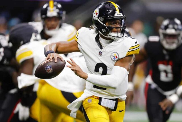 ATLANTA, GEÓRGIA - 08 DE SETEMBRO: Justin Fields # 2 do Pittsburgh Steelers tenta um passe durante o primeiro quarto contra o Atlanta Falcons no Mercedes-Benz Stadium em 08 de setembro de 2024 em Atlanta, Geórgia. 