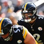 PITTSBURGH, PENSILVÂNIA - 22 DE SETEMBRO: O quarterback Justin Fields # 2 do Pittsburgh Steelers se aquece antes de um jogo contra o Los Angeles Chargers no Acrisure Stadium em 22 de setembro de 2024 em Pittsburgh, Pensilvânia.