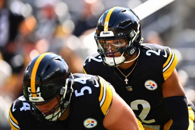 PITTSBURGH, PENSILVÂNIA - 22 DE SETEMBRO: O quarterback Justin Fields # 2 do Pittsburgh Steelers se aquece antes de um jogo contra o Los Angeles Chargers no Acrisure Stadium em 22 de setembro de 2024 em Pittsburgh, Pensilvânia.