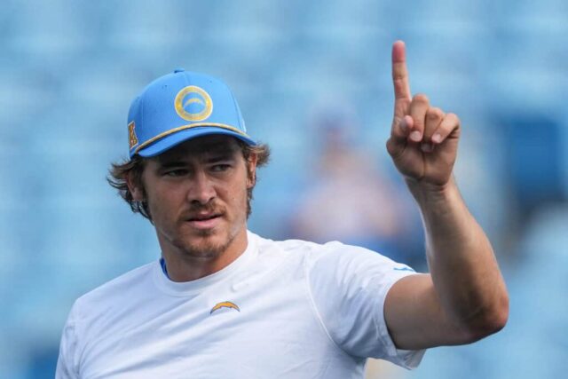 CHARLOTTE, CAROLINA DO NORTE - 15 DE SETEMBRO: O quarterback Justin Herbert nº 10 do Los Angeles Chargers se aquece antes de um jogo contra o Carolina Panthers no Bank of America Stadium em 15 de setembro de 2024 em Charlotte, Carolina do Norte.