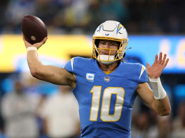 Justin Herbert nº 10 dos passes do Los Angeles Chargers