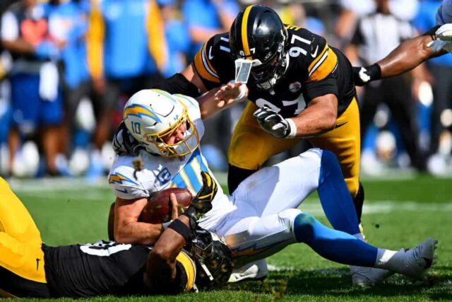 PITTSBURGH, PENSILVÂNIA - 22 DE SETEMBRO: Elandon Roberts nº 50 do Pittsburgh Steelers demite o quarterback Justin Herbert nº 10 do Los Angeles Chargers durante o terceiro quarto no Acrisure Stadium em 22 de setembro de 2024 em Pittsburgh, Pensilvânia. 