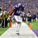 MINNEAPOLIS, MINNESOTA - 11 DE SETEMBRO: Justin Jefferson nº 18 do Minnesota Vikings comemora depois de marcar um touchdown durante o primeiro quarto no jogo contra o Green Bay Packers no US Bank Stadium em 11 de setembro de 2022 em Minneapolis, Minnesota.