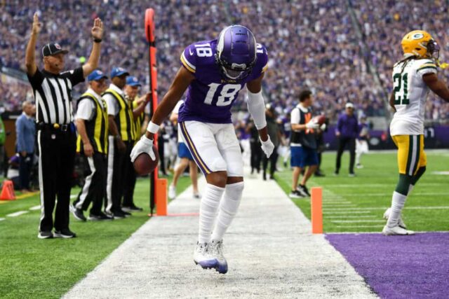 MINNEAPOLIS, MINNESOTA - 11 DE SETEMBRO: Justin Jefferson nº 18 do Minnesota Vikings comemora depois de marcar um touchdown durante o primeiro quarto no jogo contra o Green Bay Packers no US Bank Stadium em 11 de setembro de 2022 em Minneapolis, Minnesota.