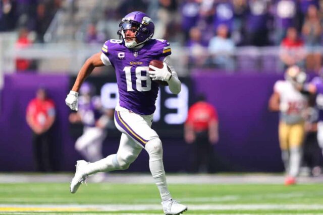 MINNEAPOLIS, MINNESOTA - 15 DE SETEMBRO: Justin Jefferson nº 18 do Minnesota Vikings marca um touchdown corrido contra o San Francisco 49ers durante o segundo quarto no US Bank Stadium em 15 de setembro de 2024 em Minneapolis, Minnesota