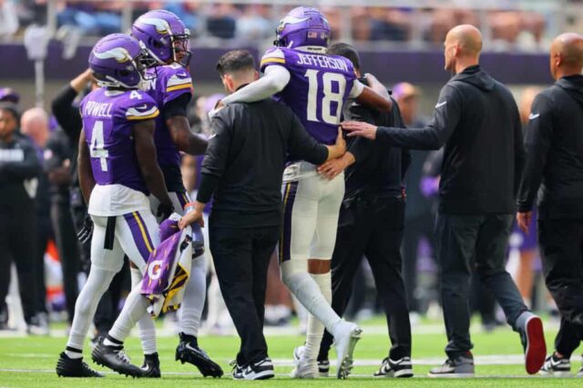 MINNEAPOLIS, MINNESOTA - 15 DE SETEMBRO: Justin Jefferson # 18 do Minnesota Vikings é ajudado fora de campo contra o San Francisco 49ers durante o terceiro quarto no US Bank Stadium em 15 de setembro de 2024 em Minneapolis, Minnesota. 