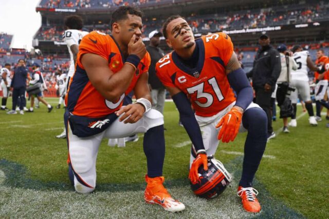 DENVER, COLORADO - 10 DE SETEMBRO: Russell Wilson nº 3 do Denver Broncos e Justin Simmons nº 31 do Denver Broncos reagem após a derrota de seu time por 17-16 contra o Las Vegas Raiders no Empower Field At Mile High em 10 de setembro de 2023 em Denver , Colorado.