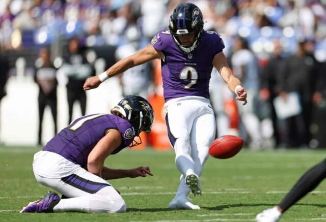 BALTIMORE, MARYLAND - 15 DE SETEMBRO: Justin Tucker nº 9 do Baltimore Ravens chuta seu 400º field goal da carreira durante o segundo quarto contra o Las Vegas Raiders no M&T Bank Stadium em 15 de setembro de 2024 em Baltimore, Maryland.