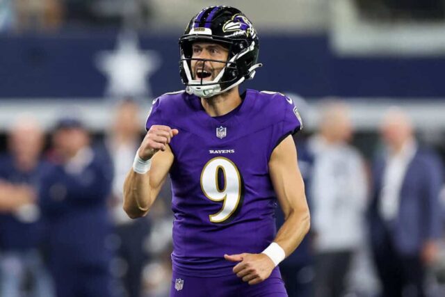 ARLINGTON, TEXAS - 22 DE SETEMBRO: O chutador Justin Tucker # 9 do Baltimore Ravens reage após perder um field goal contra o Dallas Cowboys durante o quarto período no AT&T Stadium em 22 de setembro de 2024 em Arlington, Texas.