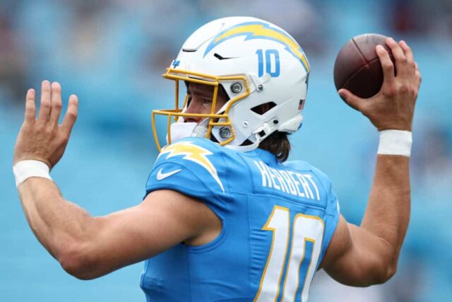 CHARLOTTE, CAROLINA DO NORTE - 15 DE SETEMBRO: O quarterback Justin Herbert nº 10 do Los Angeles Chargers se aquece antes do jogo contra o Carolina Panthers no Bank of America Stadium em 15 de setembro de 2024 em Charlotte, Carolina do Norte