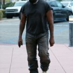 Kanye West caminhando