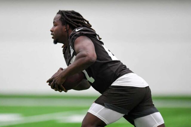 Kareem Hunt nº 27 do Cleveland Browns faz um exercício durante o campo de treinamento do Cleveland Browns no CrossCountry Mortgage Campus em 27 de julho de 2022 em Berea, Ohio.