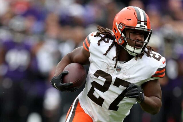 O running back Kareem Hunt nº 27 do Cleveland Browns corre com a bola contra o Baltimore Ravens no M&T Bank Stadium em 23 de outubro de 2022 em Baltimore, Maryland.