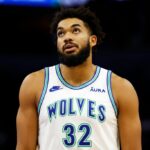 Karl-Anthony Towns #32 do Minnesota Timberwolves enfrenta o New Orleans Pelicans no quarto período no Target Center em 8 de novembro de 2023 em Minneapolis, Minnesota. Os Timberwolves derrotaram os Pelicanos por 122-101. NOTA AO USUÁRIO: O Usuário reconhece e concorda expressamente que, ao baixar e/ou usar esta fotografia, o Usuário está concordando com os termos e condições do Contrato de Licença da Getty Images.