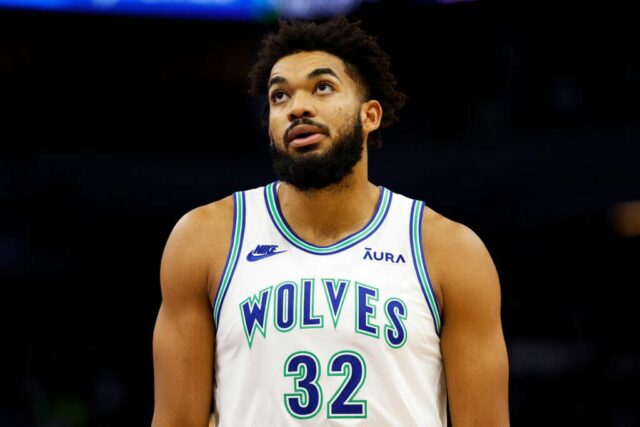 Karl-Anthony Towns #32 do Minnesota Timberwolves enfrenta o New Orleans Pelicans no quarto período no Target Center em 8 de novembro de 2023 em Minneapolis, Minnesota. Os Timberwolves derrotaram os Pelicanos por 122-101. NOTA AO USUÁRIO: O Usuário reconhece e concorda expressamente que, ao baixar e/ou usar esta fotografia, o Usuário está concordando com os termos e condições do Contrato de Licença da Getty Images.