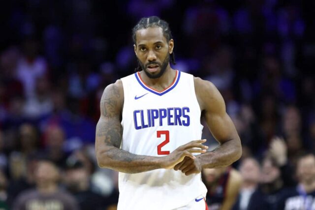 FILADÉLFIA, PENSILVÂNIA - 27 DE MARÇO: Kawhi Leonard nº 2 do LA Clippers reage durante o quarto período contra o Philadelphia 76ers no Wells Fargo Center em 27 de março de 2024 na Filadélfia, Pensilvânia. NOTA AO USUÁRIO: O Usuário reconhece e concorda expressamente que, ao baixar e/ou usar esta fotografia, o Usuário está concordando com os termos e condições do Contrato de Licença da Getty Images.