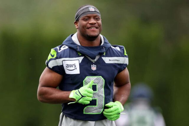 RENTON, WASHINGTON - 03 DE JUNHO: Kenneth Walker III # 9 do Seattle Seahawks treina durante o treino no Virginia Mason Athletic Center em 03 de junho de 2024 em Renton, Washington.