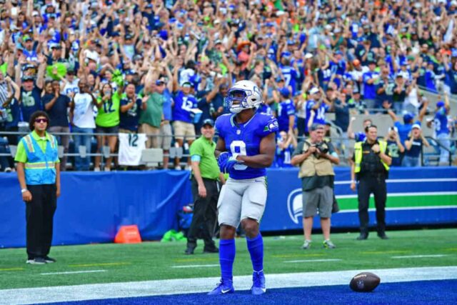 SEATTLE, WASHINGTON - 08 DE SETEMBRO: Kenneth Walker III # 9 do Seattle Seahawks reage após marcar um touchdown corrido durante o terceiro quarto contra o Denver Broncos no Lumen Field em 08 de setembro de 2024 em Seattle, Washington. 