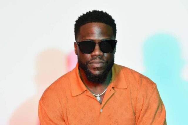 SAN DIEGO, CALIFÓRNIA - 26 DE JULHO: Kevin Hart posa no IMDboat Exclusive Portrait Studio na San Diego Comic-Con 2024 no The IMDb Yacht em 26 de julho de 2024 em San Diego, Califórnia. 