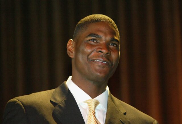 BEVERLY HILLS, CA - 13 DE MAIO: O wide receiver do Dallas Cowboys, Keyshawn Johnson, fala no palco durante a entrega de prêmios do Covenant House California Youth Dinner no Beverly Hilton Hotel em 13 de maio de 2005 em Beverly Hills, Califórnia.