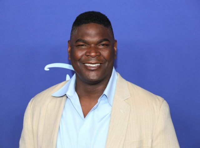 NOVA IORQUE, NOVA IORQUE - 17 DE MAIO: Keyshawn Johnson participa do 2022 ABC Disney Upfront em Basketball City - Pier 36 - South Street em 17 de maio de 2022 na cidade de Nova York.