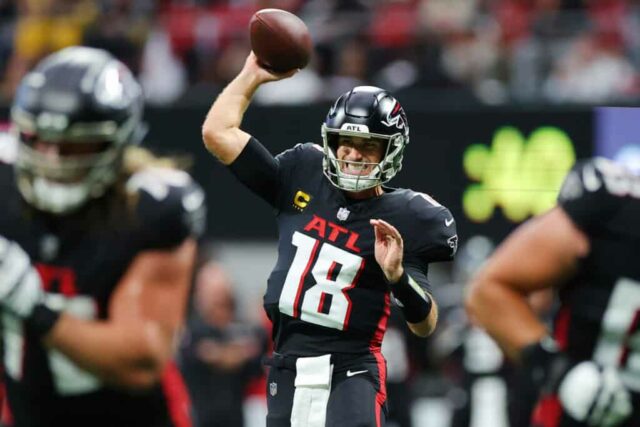 ATLANTA, GEÓRGIA - 08 DE SETEMBRO: Kirk Cousins ​​# 18 do Atlanta Falcons tenta um passe durante o primeiro quarto contra o Pittsburgh Steelers no Mercedes-Benz Stadium em 08 de setembro de 2024 em Atlanta, Geórgia. 