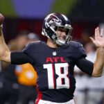 ATLANTA, GEÓRGIA - 23 DE AGOSTO: Kirk Cousins ​​# 18 do Atlanta Falcons se aquece antes de um jogo de pré-temporada da NFL contra o Jacksonville Jaguars no Mercedes-Benz Stadium em 23 de agosto de 2024 em Atlanta, Geórgia.