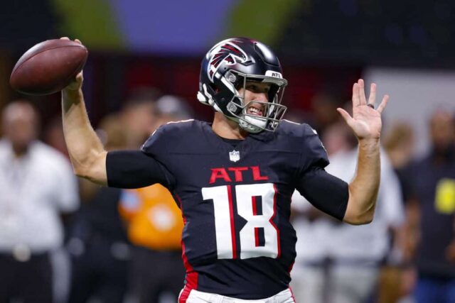 ATLANTA, GEÓRGIA - 23 DE AGOSTO: Kirk Cousins ​​# 18 do Atlanta Falcons se aquece antes de um jogo de pré-temporada da NFL contra o Jacksonville Jaguars no Mercedes-Benz Stadium em 23 de agosto de 2024 em Atlanta, Geórgia.