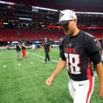 ATLANTA, GEÓRGIA - 23 DE AGOSTO: Kirk Cousins ​​# 18 do Atlanta Falcons sai de campo após a derrota por 31-0 para o Jacksonville Jaguars no Mercedes-Benz Stadium em 23 de agosto de 2024 em Atlanta, Geórgia.