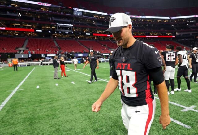 ATLANTA, GEÓRGIA - 23 DE AGOSTO: Kirk Cousins ​​# 18 do Atlanta Falcons sai de campo após a derrota por 31-0 para o Jacksonville Jaguars no Mercedes-Benz Stadium em 23 de agosto de 2024 em Atlanta, Geórgia.