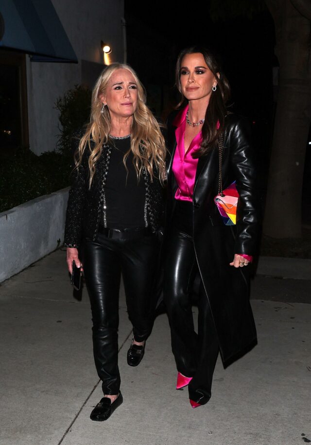 Kyle Richards e sua irmã Kim Richards vistos na inauguração da 'Suttol Boutique' em West Hollywood, CA