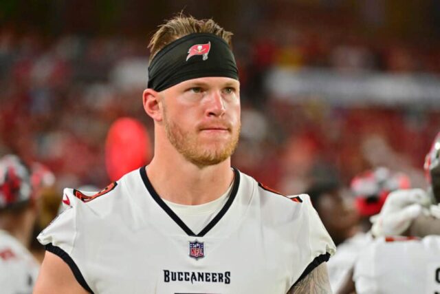 TAMPA, FLÓRIDA - 13 DE AGOSTO: Kyle Rudolph nº 8 do Tampa Bay Buccaneers observa da linha lateral durante a segunda metade de um jogo de futebol americano da pré-temporada da NFL contra o Miami Dolphins no Raymond James Stadium em 13 de agosto de 2022 em Tampa, Flórida.