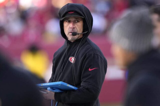 SANTA CLARA, CALIFÓRNIA - 07 DE JANEIRO: O técnico do San Francisco 49ers, Kyle Shanahan, observa o segundo tempo durante um jogo contra o Los Angeles Rams no Levi's Stadium em 07 de janeiro de 2024 em Santa Clara, Califórnia.