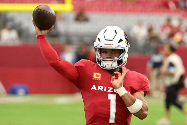 GLENDALE, ARIZONA - 15 DE SETEMBRO: Kyler Murray nº 1 do Arizona Cardinals se aquece antes de um jogo contra o Los Angeles Rams no State Farm Stadium em 15 de setembro de 2024 em Glendale, Arizona.