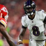 KANSAS CITY, MISSOURI - 05 DE SETEMBRO: O quarterback Lamar Jackson do Baltimore Ravens corre para uma primeira descida contra o Kansas City Chiefs durante o primeiro quarto no GEHA Field no Arrowhead Stadium em 05 de setembro de 2024 em Kansas City, Missouri.