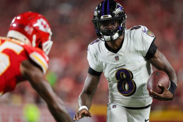 KANSAS CITY, MISSOURI - 05 DE SETEMBRO: O quarterback Lamar Jackson do Baltimore Ravens corre para uma primeira descida contra o Kansas City Chiefs durante o primeiro quarto no GEHA Field no Arrowhead Stadium em 05 de setembro de 2024 em Kansas City, Missouri. 