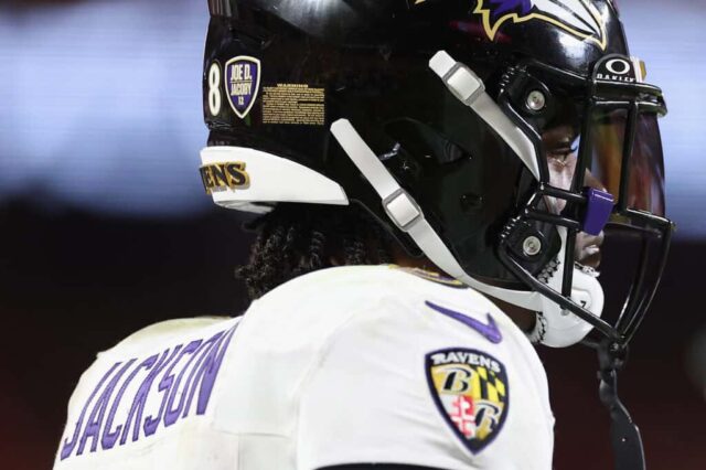 KANSAS CITY, MISSOURI - 05 DE SETEMBRO: Quarterback Lamar Jackson # 8 do Baltimore Ravens durante o jogo da NFL contra o Kansas City Chiefs no GEHA Field no Arrowhead Stadium em 05 de setembro de 2024 em Kansas City, Missouri. 