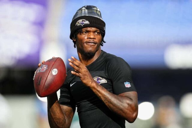 BALTIMORE, MD - 09 DE AGOSTO: Lamar Jackson # 8 do Baltimore Ravens se aquece antes de um jogo de pré-temporada contra o Philadelphia Eagles no M&T Bank Stadium em 9 de agosto de 2024 em Baltimore, Maryland.