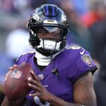 BALTIMORE, MARYLAND - 20 DE JANEIRO: Lamar Jackson # 8 do Baltimore Ravens se aquece antes do jogo do AFC Divisional Playoff contra o Houston Texans no M&T Bank Stadium em 20 de janeiro de 2024 em Baltimore, Maryland