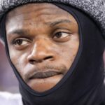 SANTA CLARA, CALIFÓRNIA - 25 DE DEZEMBRO: Lamar Jackson nº 8 do Baltimore Ravens observa a vitória de seu time por 33-19 contra o San Francisco 49ers no Levi's Stadium em 25 de dezembro de 2023 em Santa Clara, Califórnia.