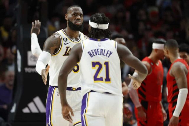 PORTLAND, OREGON - 22 DE JANEIRO: LeBron James #6 e Patrick Beverley #21 do Los Angeles Lakers reagem durante o terceiro quarto contra o Portland Trail Blazers no Moda Center em 22 de janeiro de 2023 em Portland, Oregon. NOTA AO USUÁRIO: O Usuário reconhece e concorda expressamente que, ao baixar e/ou usar esta fotografia, o Usuário está concordando com os termos e condições do Contrato de Licença da Getty Images. 