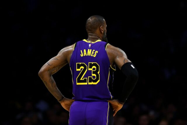 LOS ANGELES, CALIFÓRNIA - 19 DE JANEIRO: LeBron James # 23 do Los Angeles Lakers no primeiro tempo na Crypto.com Arena em 19 de janeiro de 2024 em Los Angeles, Califórnia. NOTA AO USUÁRIO: O usuário reconhece e concorda expressamente que, ao baixar e/ou usar esta fotografia, o usuário concorda com os termos e condições do Contrato de Licença da Getty Images.