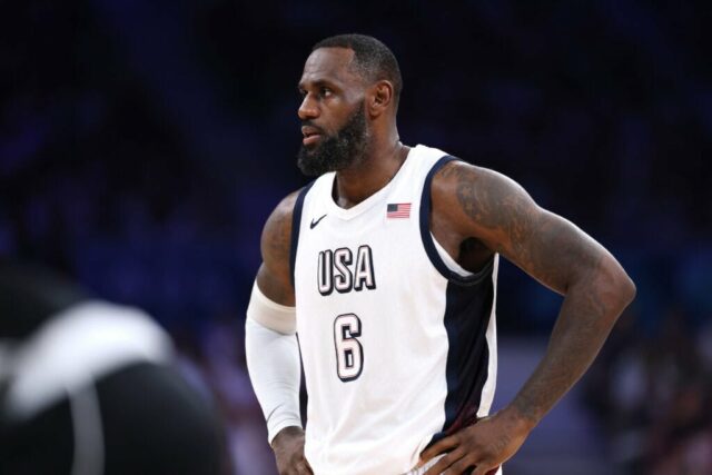 LILLE, FRANÇA - 31 DE JULHO: LeBron James nº 6 da equipe dos Estados Unidos observa durante uma fase de grupos masculina - jogo do Grupo C entre os Estados Unidos e o Sudão do Sul no quinto dia dos Jogos Olímpicos de Paris 2024 no Stade Pierre Mauroy em 31 de julho, 2024 em Lille, França.