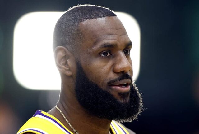 LeBron James nº 23 do Los Angeles Lakers durante o dia da mídia do Los Angeles Lakers no UCLA Health Training Center em 2 de outubro de 2023 em El Segundo, Califórnia. NOTA AO USUÁRIO: O usuário reconhece e concorda expressamente que, ao baixar e/ou usar esta fotografia, o usuário concorda com os termos e condições do Contrato de Licença da Getty Images