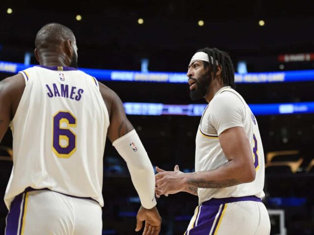 Anthony Davis nº 3 do Los Angeles Lakers conversa com LeBron James nº 6 durante o primeiro tempo contra na Crypto.com Arena em 26 de março de 2023 em Los Angeles, Califórnia. NOTA AO USUÁRIO: O Usuário reconhece e concorda expressamente que, ao baixar e/ou usar esta fotografia, o Usuário está concordando com os termos e condições do Contrato de Licença da Getty Images.