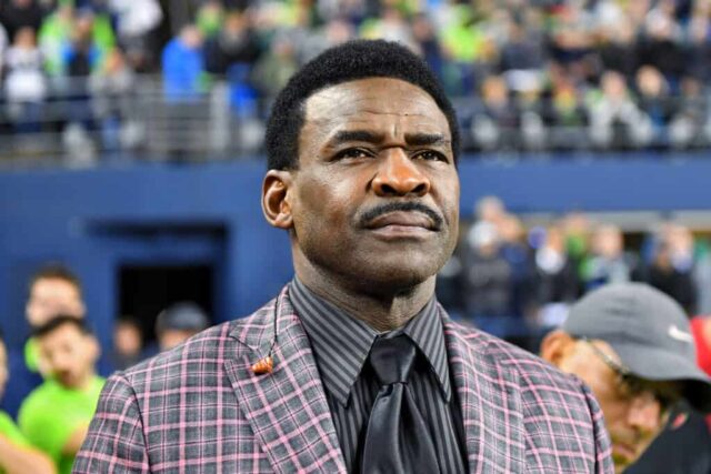 Michael Irvin, do Dallas Cowboys, assiste ao jogo contra o Seattle Seahawks e o Los Angeles Rams no CenturyLink Field em 3 de outubro de 2019 em Seattle, Washington. O Seattle Seahawks vence o Los Angeles Rams por 30-29.